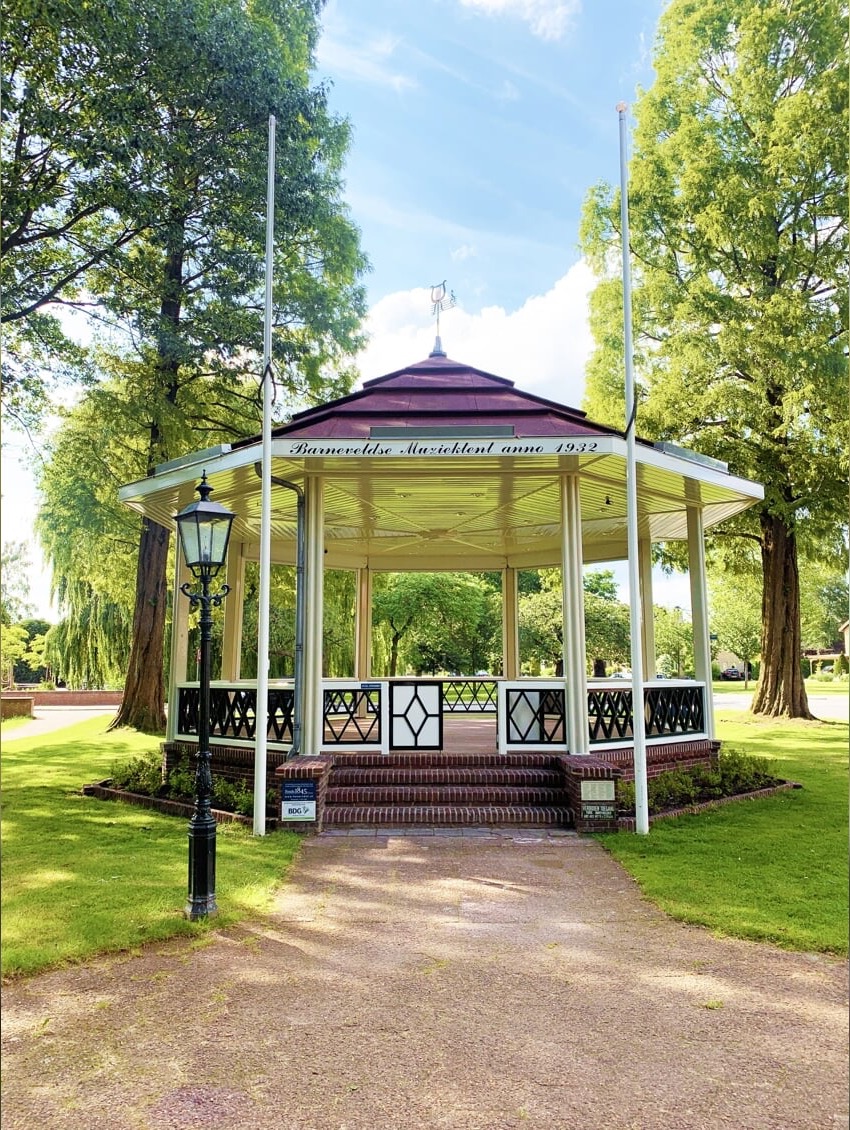 De historische Muziektent in het park aan de Van Hogendorplaan in Barneveld